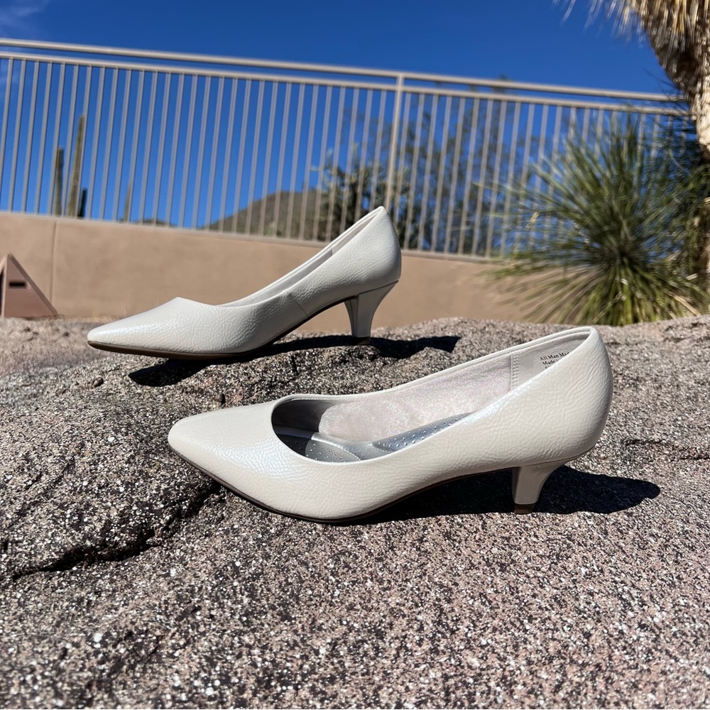 ⬇️💲Coach And Four Women’s Pumps Color Cream Size 6.5 Shiny Texture Looking